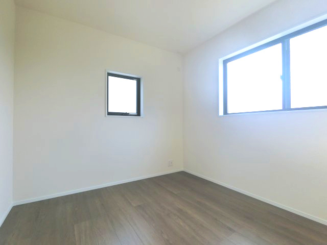 北野町今山 4号棟の洋室|洋室④　5.2帖のお部屋　2面から差し込む光で部屋が明るいです