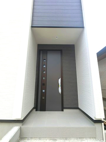 北野町今山 4号棟の玄関|落ち着いた色合いの玄関