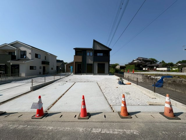 田川市春日町2期　新築戸建ての前面道路含む現地写真|駐車場は4台以上駐車可能♪