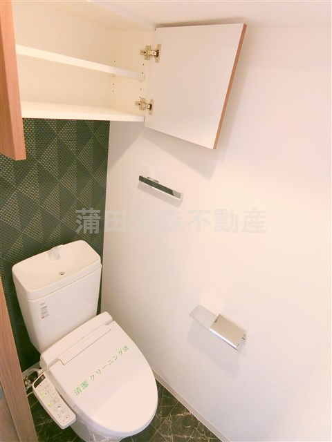 K-residence蒲田のトイレ|吊戸棚と温水洗浄便座付きのトイレ