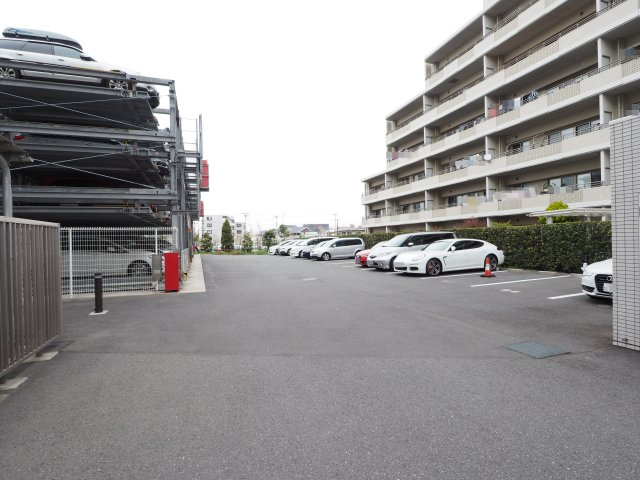 敷地内駐車場はゆったり配置されており、駐車に慣れていない奥様でもらくらく車を停められます