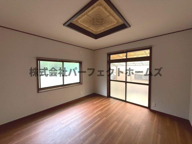 禁野本町1丁目戸建　賃貸の居間・リビング|ゆったりとしたリビングです