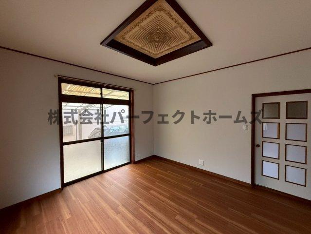 禁野本町1丁目戸建　賃貸の居間・リビング|おしゃれな居間です