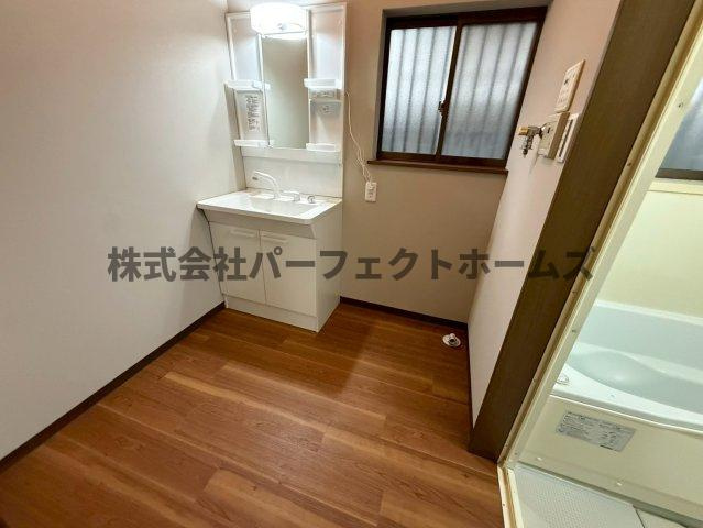 禁野本町1丁目戸建　賃貸の洗面所|広い洗面スペース