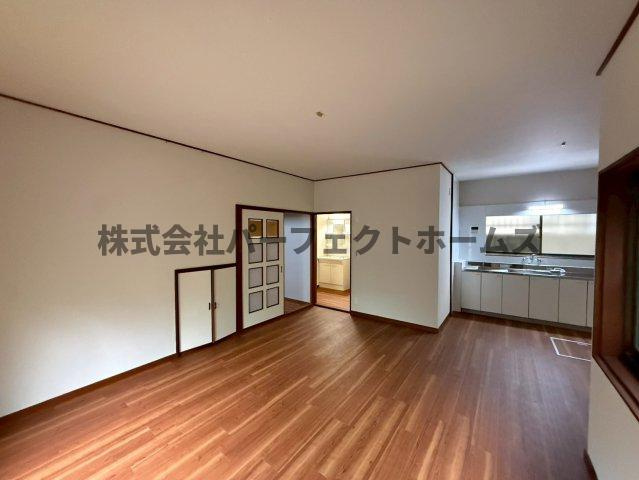 禁野本町1丁目戸建　賃貸の居間・リビング|ゆったりとした居間です