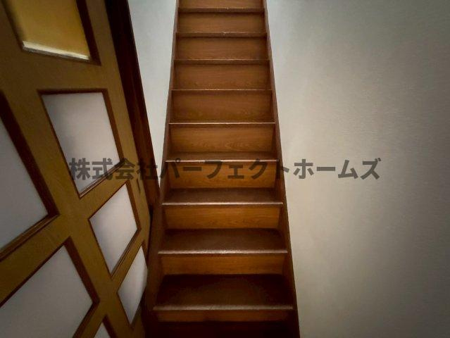 禁野本町1丁目戸建　賃貸の内装|明るい室内です