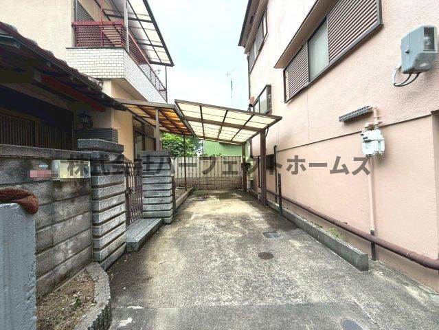 禁野本町1丁目戸建　賃貸の駐車場|駐車場があります