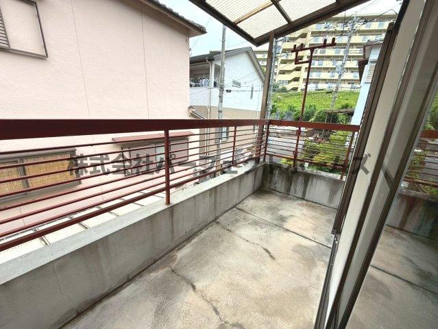 禁野本町1丁目戸建　賃貸のバルコニー|バルコニー付きです
