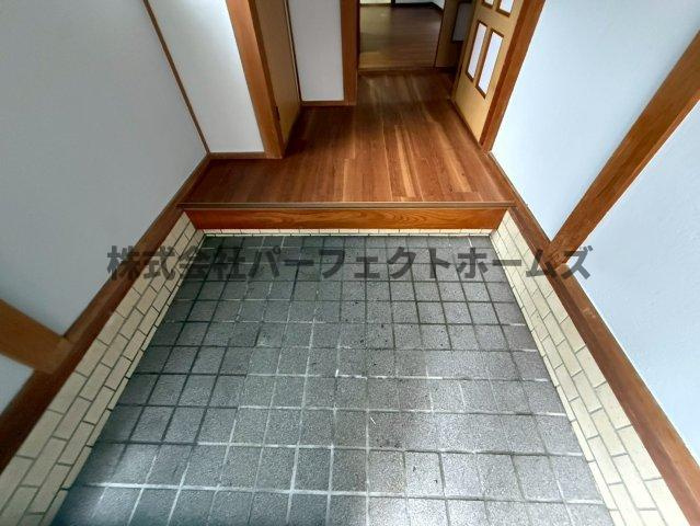 禁野本町1丁目戸建　賃貸の玄関|収納もある玄関です