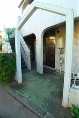所沢市南住吉のアパートのエントランス