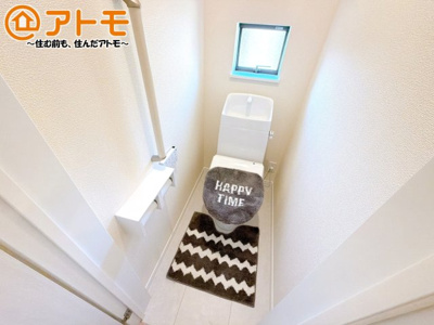 【トイレ】 | 三島市平田123番　新築一戸建て　全1棟 | 窓があり換気もすぐにできる、清潔感のあるトイレです♪