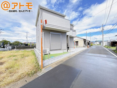 【前面道路含む現地写真】 | 三島市平田123番　新築一戸建て　全1棟 | 前面道路も広いので駐車が苦手なママもらくらく駐車することができます♪