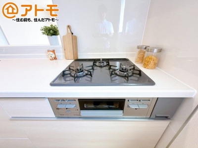 【設備】 | 三島市平田123番　新築一戸建て　全1棟 | ３口コンロは使い勝手がよくお料理も楽しくなりそうです♪