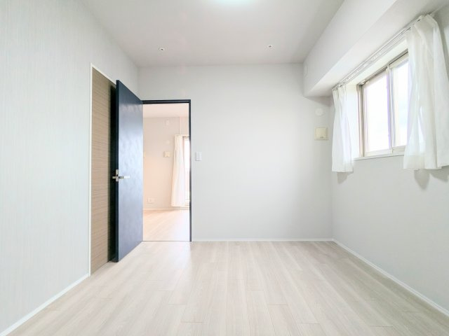 ライジングプレイス浅草弐番館の子供部屋|～収納が二か所ある主寝室写真～
