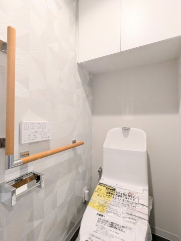 ライジングプレイス浅草弐番館のトイレ|～吊戸棚付きのトイレ写真～ 消耗品等の収納が可能で便利です！
