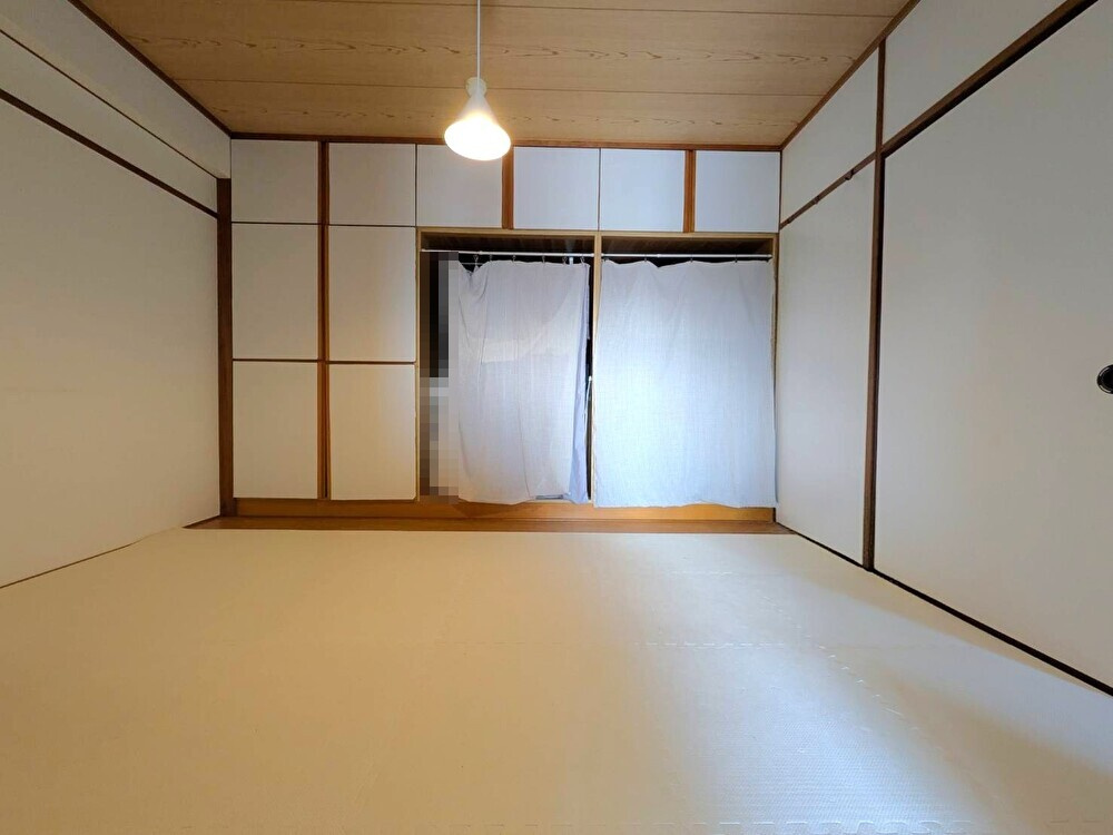シティマンション伊島の洋室|◆中洋室6.0畳は収納スペースが豊富にございます。ご家族の大切な思い出もしっかり保管できます。