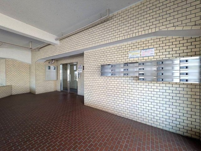 シティマンション伊島のエントランス|◆光の行き届く明るく広いエントランスホールです。