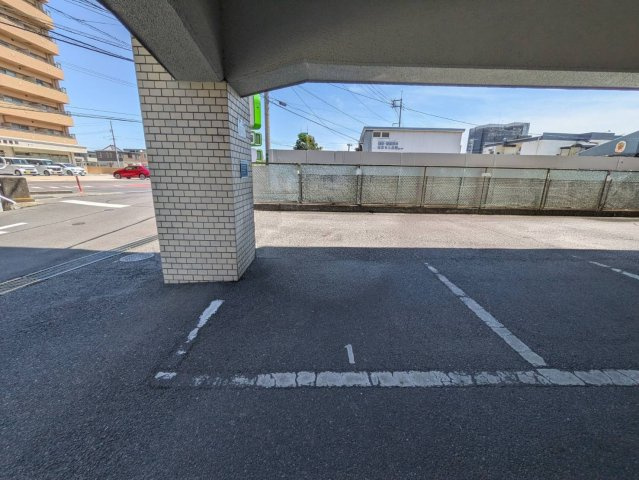 シティマンション伊島の駐車場|◆来客用駐車場も敷地内に1区画あるので嬉しいですね。