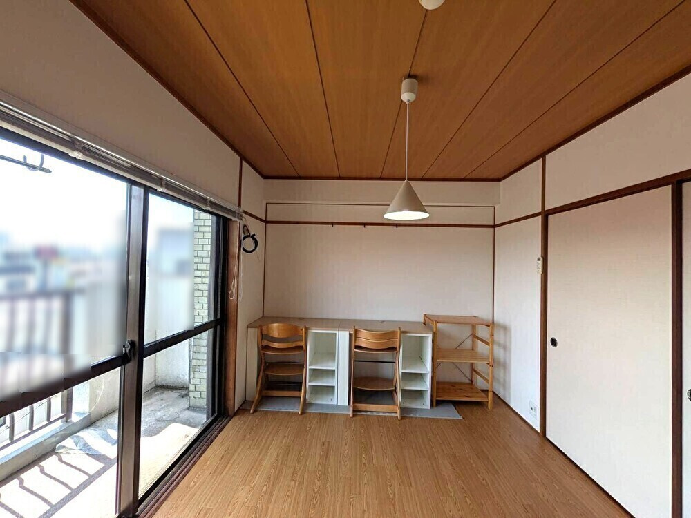 シティマンション伊島の洋室|◆中洋室との間の扉を開放するとより広い空間へ早変わりします。