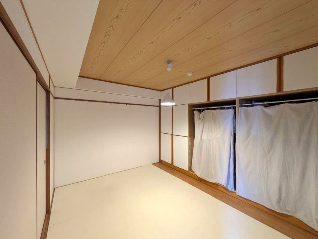 シティマンション伊島の洋室|◆中洋室6.0畳は収納スペースが豊富にございます。ご家族の大切な思い出もしっかり保管できます。