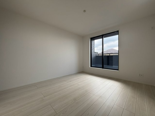 グラファーレ　一宮市木曽川町玉ノ井3期　全2区画分譲の寝室|シンプルで機能的なインテリアを実現し、床材はお手入れも簡単で長く美しさを保つ加工を施しています。