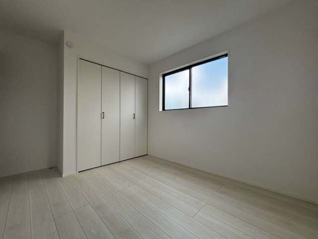 グラファーレ　一宮市木曽川町玉ノ井3期　全2区画分譲の洋室|全居室にたっぷり収納できる大型収納を設置。窓ガラスは断熱性能や結露防止効果の高いペアガラスです。