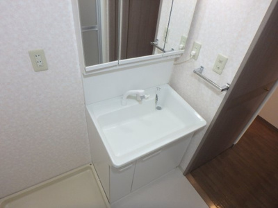 【洗面所】 | コンフォール広田 | 忙しい朝には欠かせない洗面所です