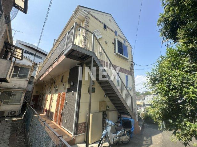 横浜市南区三春台のアパートの外観