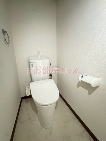 高嶋コーポのトイレ|落ち着いた色調のトイレです