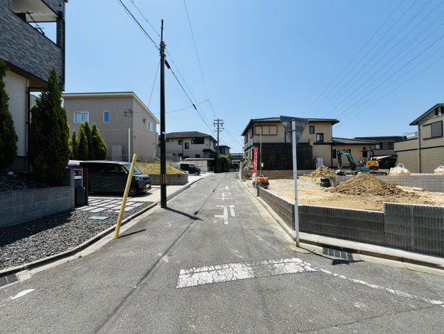 東海市加木屋町鎌吉良根33番32『仲介手数料無料』新築戸建ての前面道路含む現地写真