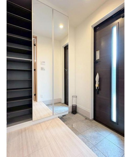 【＆RESORT HOUSE】西国分寺Ⅱ期の玄関|姿見付きの下駄箱で、お家を出る前に今日のコーディネートの最終チェックをすることができます♪
