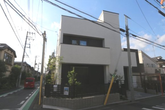 【＆RESORT HOUSE】西国分寺Ⅱ期の外観|「屋上テラス」(家具・水栓・コンセント付）のある家。全3棟