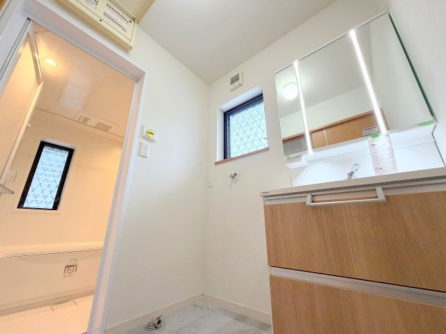 昭島市大神町４丁目の中古一戸建の独立洗面台