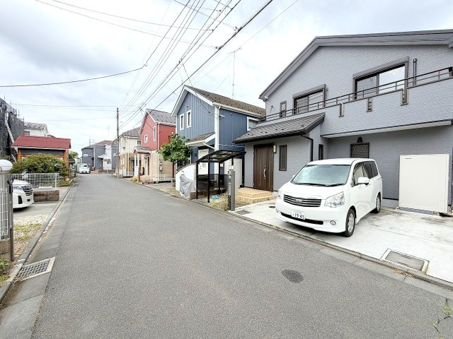 昭島市大神町４丁目の中古一戸建の前面道路含む現地写真