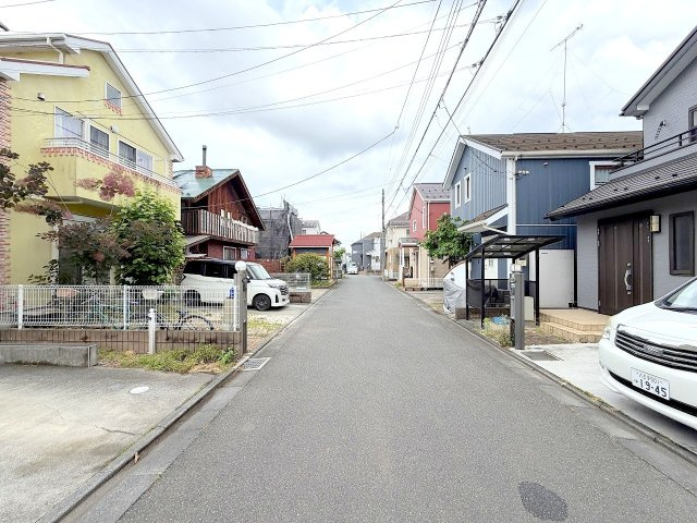 昭島市大神町４丁目の中古一戸建の前面道路含む現地写真