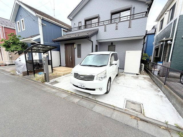 昭島市大神町４丁目の中古一戸建の前面道路含む現地写真