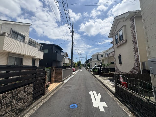 瀬谷区南台１丁目【4SLDK＋駐車2台可/閑静な住宅街/土地面積約47坪】の前面道路含む現地写真