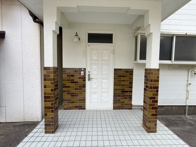 鵜渡越町一戸建【２棟一括】の玄関