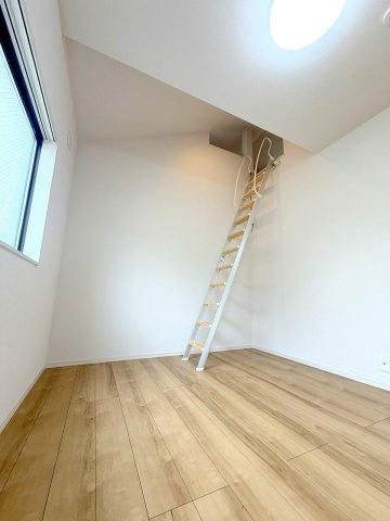 昭島市美堀町２丁目の中古一戸建の洋室