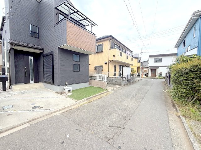 昭島市美堀町２丁目の中古一戸建の前面道路含む現地写真