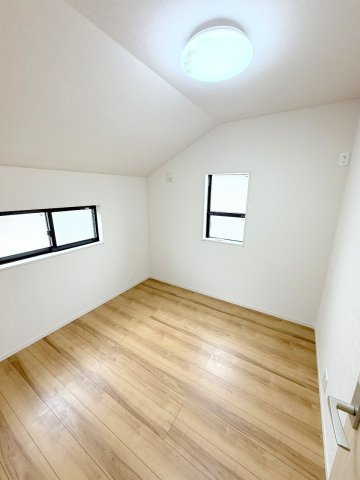 昭島市美堀町２丁目の中古一戸建の洋室