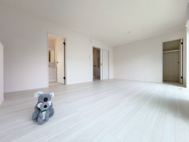 【居間・リビング】 | 玉村町斎藤田　新築住宅 | ≪LDK≫
リビング・ダイニングは白を基調としたシンプルな空間。
雑貨やこだわりの家具など、レイアウトも自由に楽しめます！