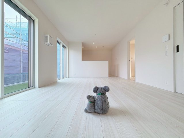 【居間・リビング】 | 玉村町斎藤田　新築住宅 | ソファーに座っている人も、ダイニングで食事をしている人も、同じ空間を共有できる一体感があります。南側に面した大きな窓からリビング全体に明るい光が差し込むのも大きな魅力です。