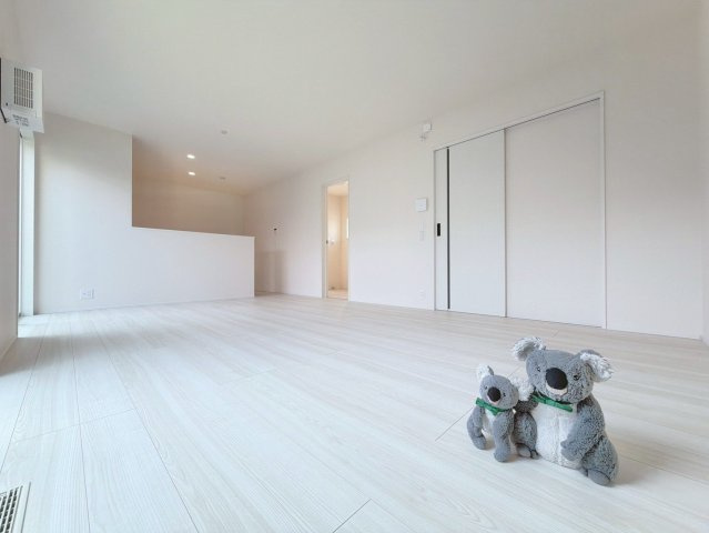 【居間・リビング】 | 玉村町斎藤田　新築住宅 | 2階で一番広い8.0帖の洋室は、主寝室に最適です。独立したウォークインクローゼットが併設されており、季節物の衣類やスーツなどもまとめてすっきりと収納できます。