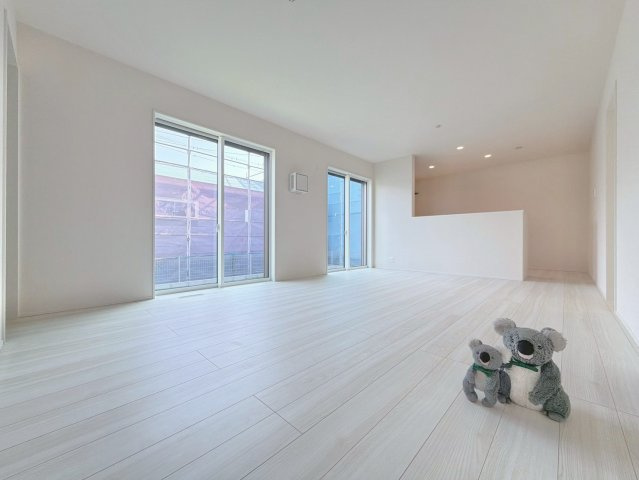 【居間・リビング】 | 玉村町斎藤田　新築住宅 | 1階のLDKは17.0帖というゆとりのある広さです。きれいな長方形の形をしているため、ソファーやテレビ、ダイニングテーブルの配置に悩む必要がなく、インテリアの自由度が非常に高い空間になっています。