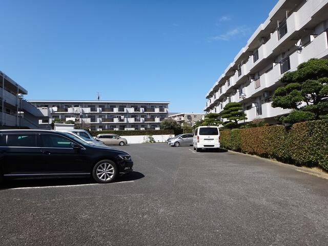ロイヤルシティ四番館の駐車場