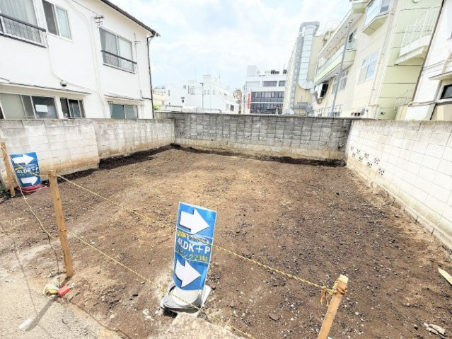 【外観】 | 【仲介手数料５９０万円が無料！】■学芸大学駅４分■東口商店街すぐ■参考プラン３，３８０万円 | 特別キャンペーン中！
日本一の家計応援サービスに挑戦中！
詳細は「諸費用」欄をご確認下さい！
■学芸大学駅4分
■東口商店街から少し入った住宅街
■参考建物３，３８０万円あり