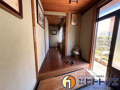栄町戸建の玄関