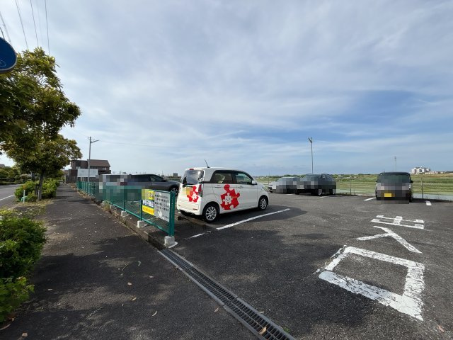 サンライズ寺本の駐車場