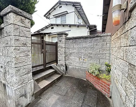 小山町　５K中古戸建の前面道路含む現地写真